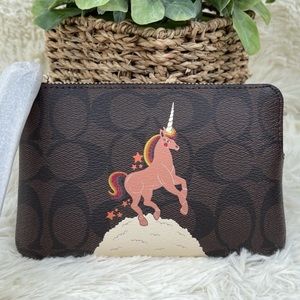 Meet your Posher, Lora